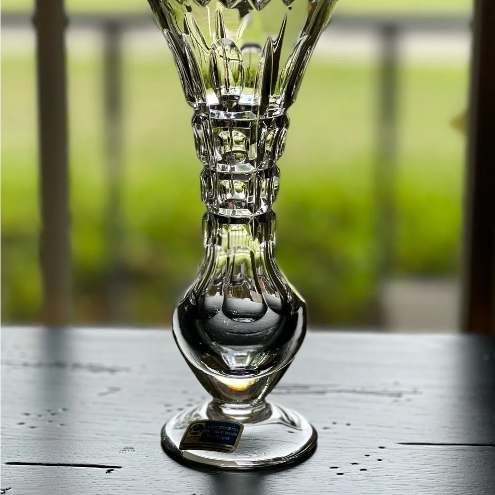 LAUSITZER, HIGH QUALITY CRYSTAL, BUD VASE. HAND CUT, 24% LEAD. 3”W X 7 1/4”H
